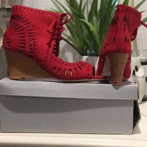 Red Journee Zola wedge heels